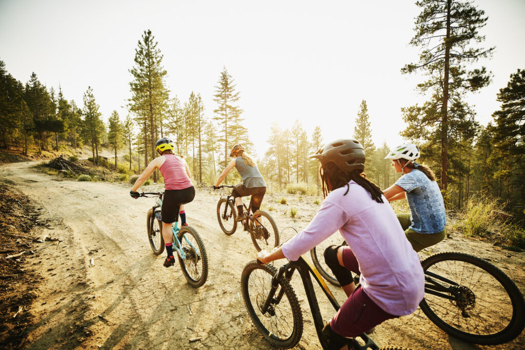 grupo de mulheres pedalando